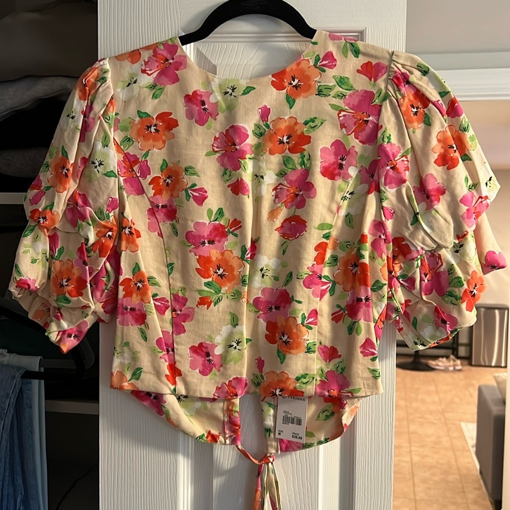 Women’s Top - tags still on - floral top with open back